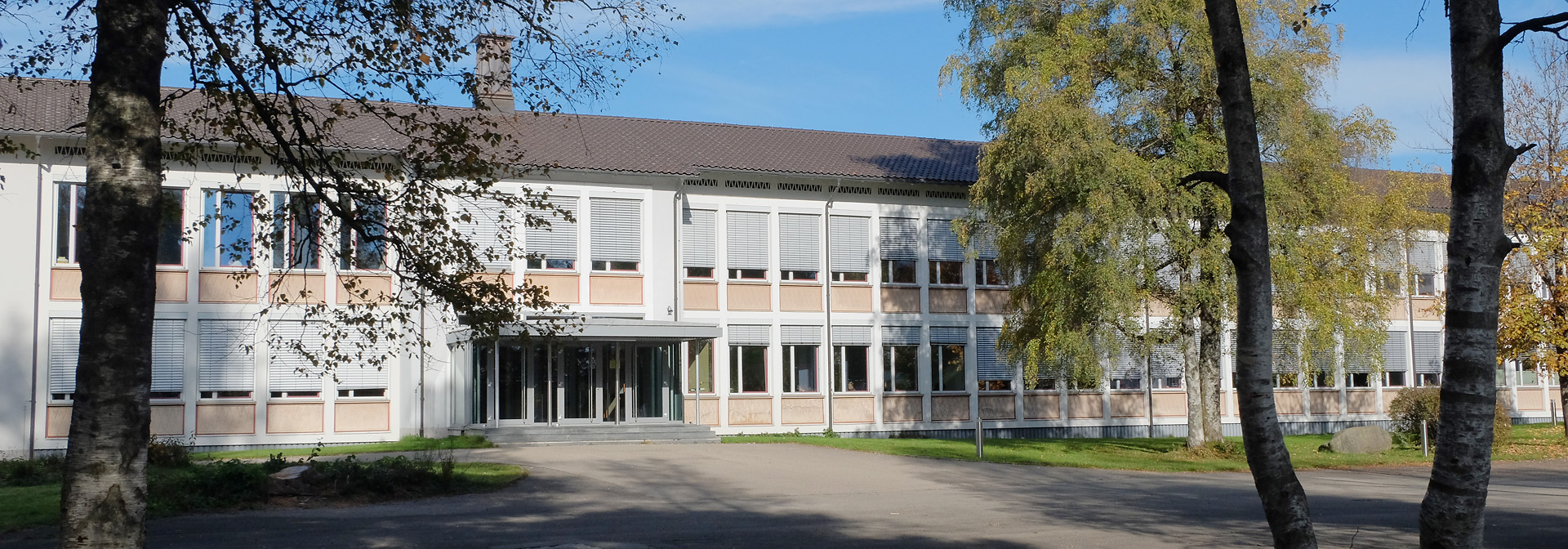 Das Gebäude und der Schulhof des Gymnasiums Lindenberg.