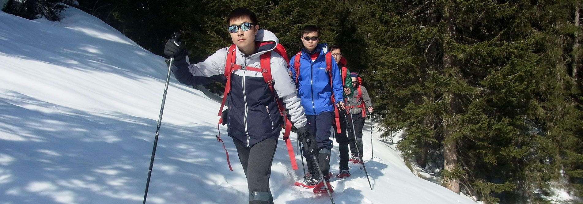 Erlebnispädagogik gibt es auch im Winter, wie hier bei einer Schneeschuhtour im Allgäu.